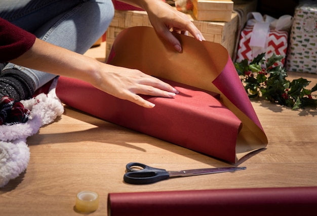 Foto gratuita envolviendo regalos en casa antes de la noche de navidad