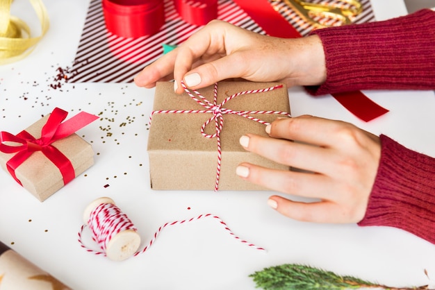 Envolviendo los regalos de Navidad