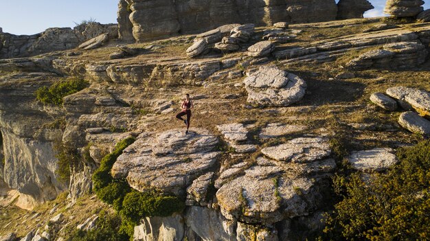 Equilibrio pose de práctica de yoga en el corazón de la naturaleza