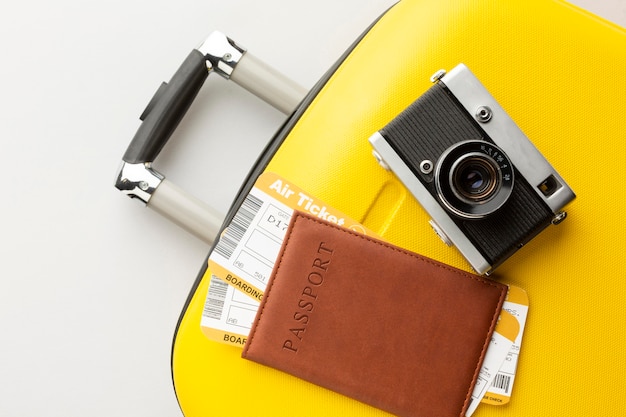 Foto gratuita equipaje amarillo con cámara y pasaporte.