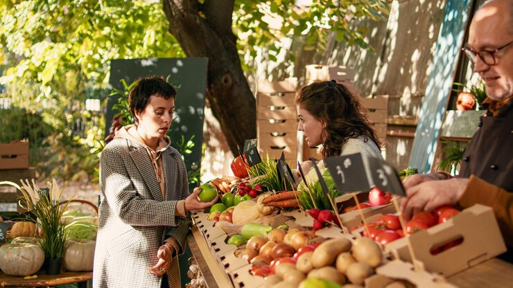Foto gratuito equipo de agricultores locales que venden productos biológicos naturales