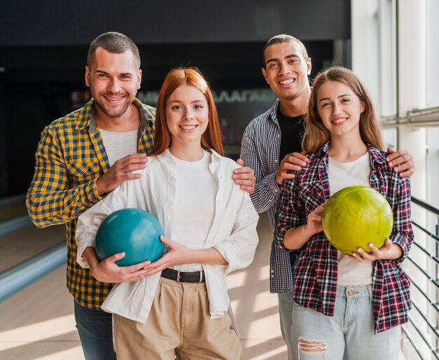 Equipo alegre en un club de bolos