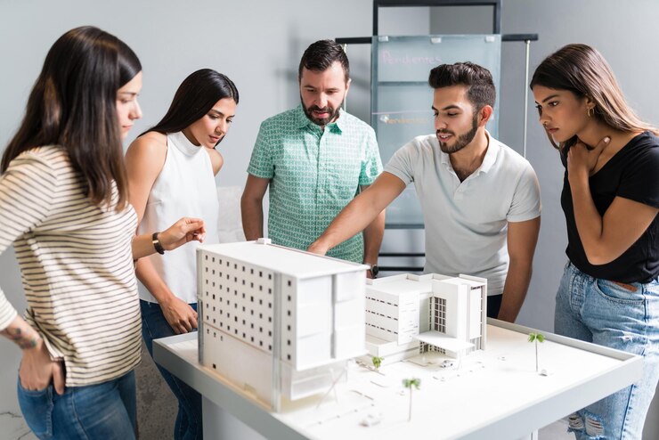 Foto gratuito equipo de arquitectos hispanos planeando un nuevo proyecto en la oficina