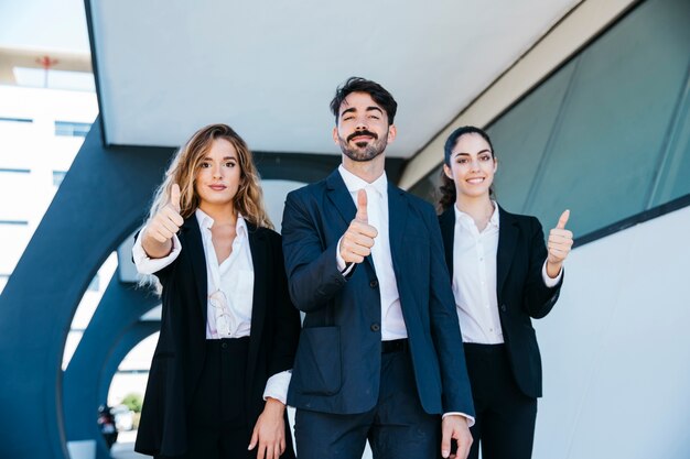 Equipo de arquitectos levantando los pulgares