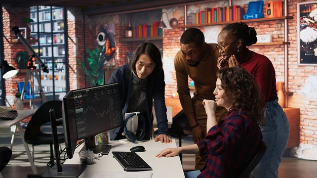 Equipo de arranque muy feliz asegurando inversiones de ángeles convirtiéndose en una compañía unicornio
