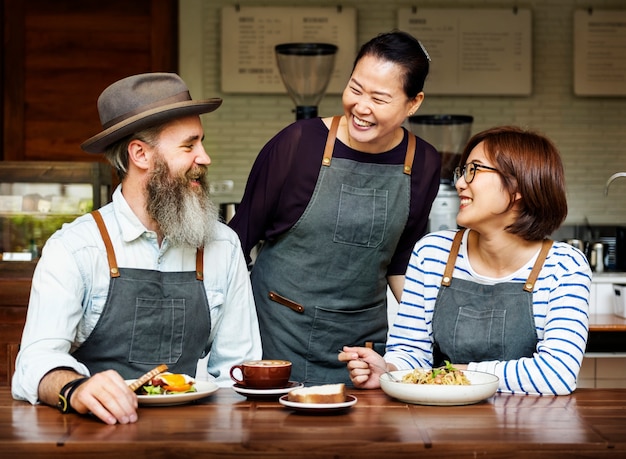 Foto gratuita equipo de baristas en la cafetería