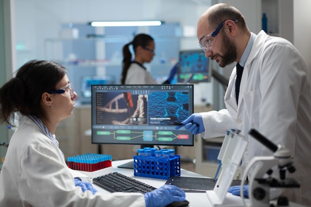 Equipo de biólogo médico que trabaja en el laboratorio del hospital de microbiología