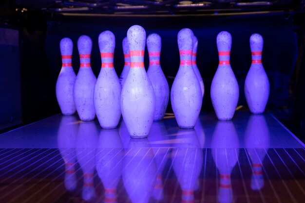 Equipo de bolos en el interior de la naturaleza muerta