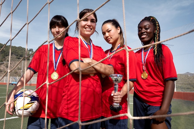 Foto gratuita equipo celebrando la victoria de la copa de plata