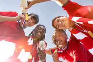 Foto gratuita equipo celebrando la victoria de la copa de plata