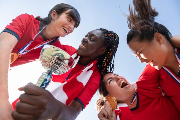 Foto gratuita equipo celebrando la victoria de la copa de plata