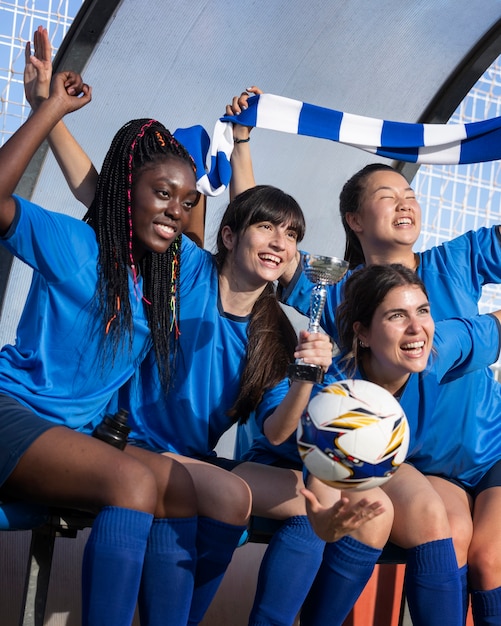 Foto gratuita equipo celebrando la victoria de la copa de plata