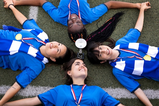 Foto gratuita equipo celebrando la victoria de la copa de plata