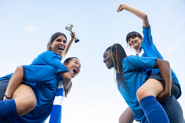 Equipo celebrando la victoria de la copa de plata