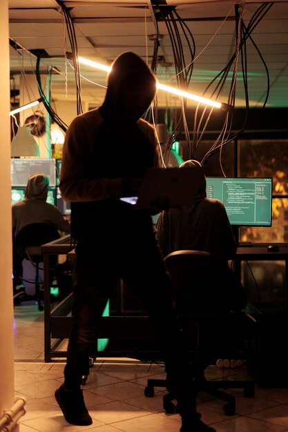 Un equipo de cibercriminales hackeando el sistema informático codificando software malicioso