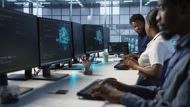 Equipo de científicos de computadoras del centro de servidores hablando