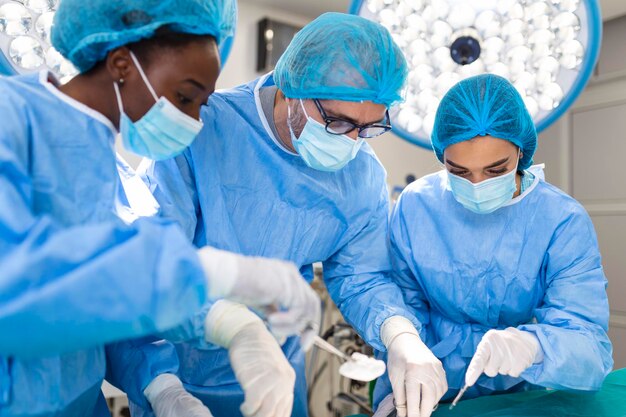 El equipo de cirujanos uniformados realiza una operación a un paciente en una clínica de cirugía cardíaca Medicina moderna un equipo profesional de cirujanos de salud