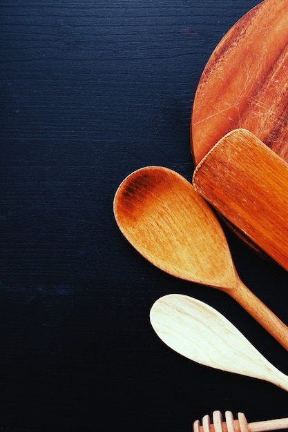 Foto gratuita equipo de cocina de madera en encimera