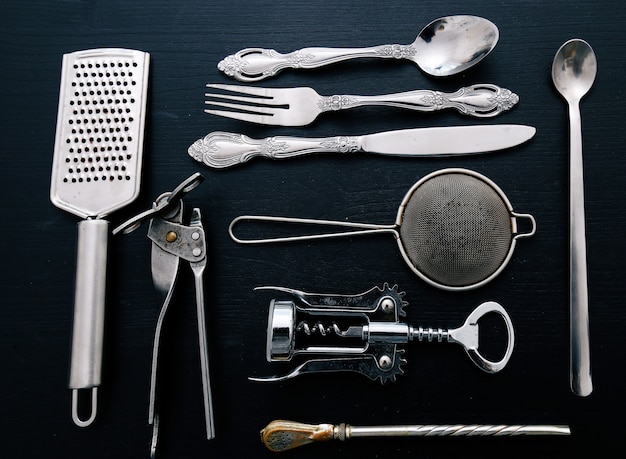 Equipo de cocina metálico en la encimera de la cocina.