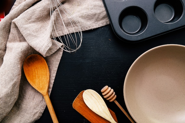 Equipo de cocina en el mostrador de la cocina.