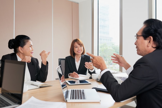 Equipo de colegas discutiendo asuntos corporativos en la sesión de lluvia de ideas