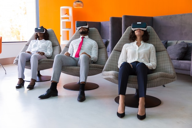 Equipo de colegas de negocios que disfrutan de la experiencia de realidad virtual