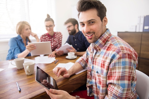 Equipo de compañeros de trabajo trabajando con una tableta digital