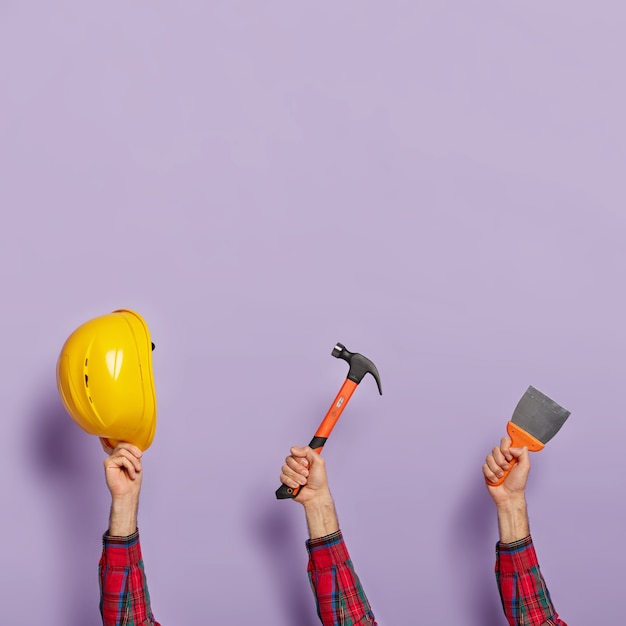 Foto gratuita equipo de construcción contra la pared púrpura