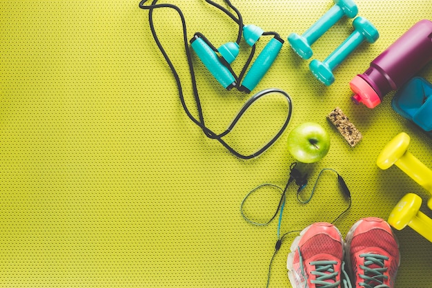 Equipo deportivo alrededor de la barra de manzana y energía