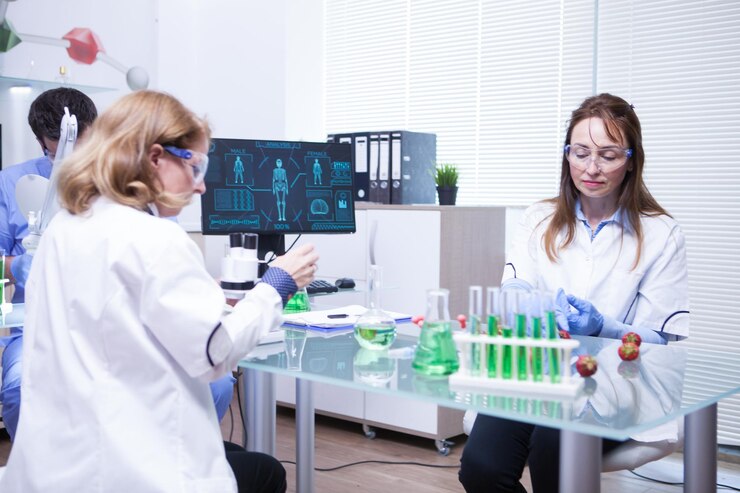 Foto gratuito equipo de diferentes edades del equipo científico en un laboratorio de investigación. inspeccion de calidad.