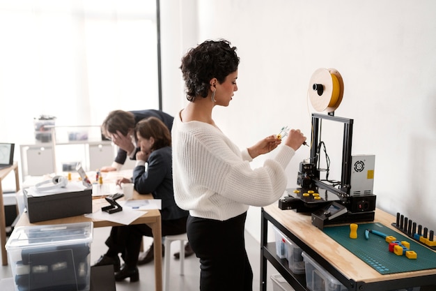 Equipo de diseñadores trabajando en modelo 3d