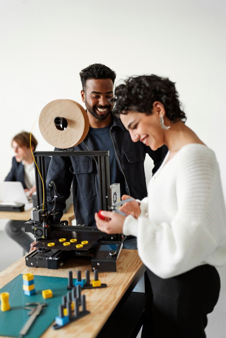 Foto gratuito equipo de diseñadores trabajando en modelo 3d