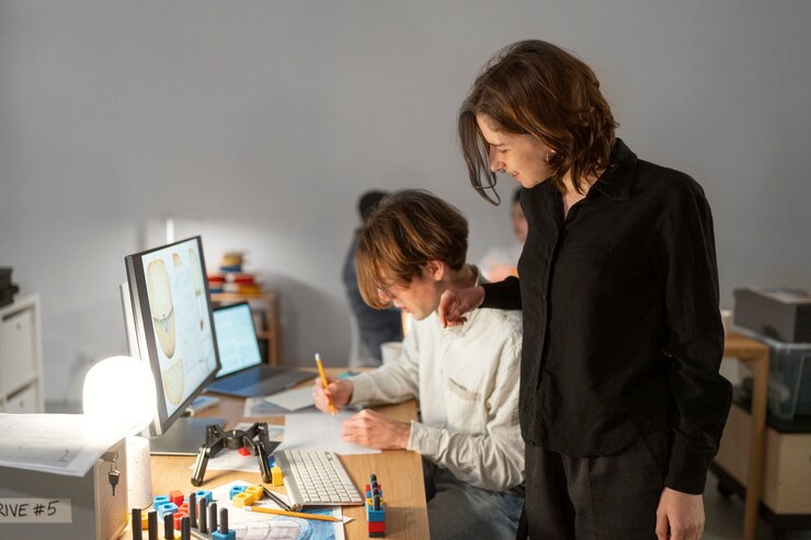 Foto gratuito equipo de diseñadores trabajando en modelo 3d