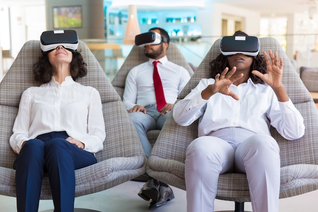 Equipo diverso de colegas en gafas de realidad virtual