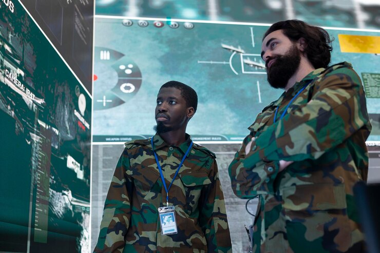 Foto gratuito un equipo diverso de soldados de la unidad de infantería analizando datos en tiempo real en una gran pantalla