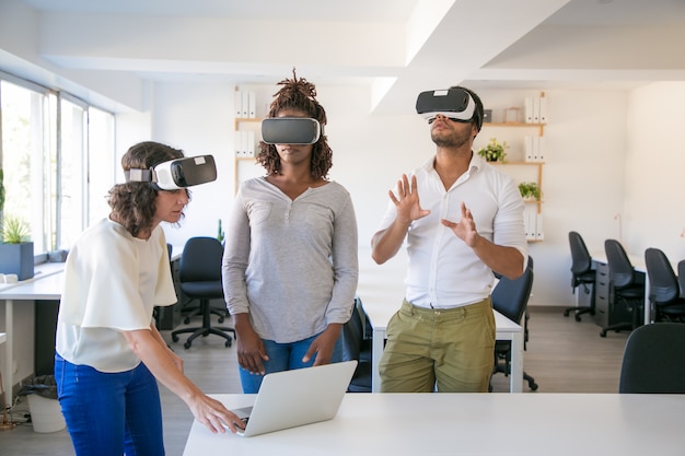 Equipo diverso de tres viendo presentación virtual