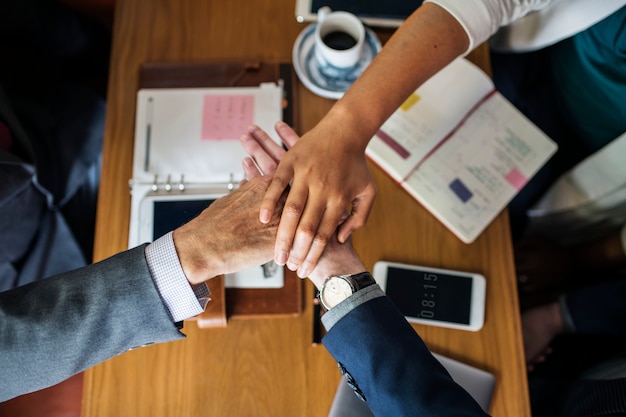 Foto gratuita equipo de empresarios apilando las manos