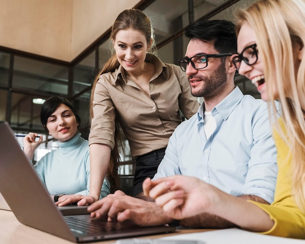 Foto gratuita equipo de empresarios sonrientes durante una reunión