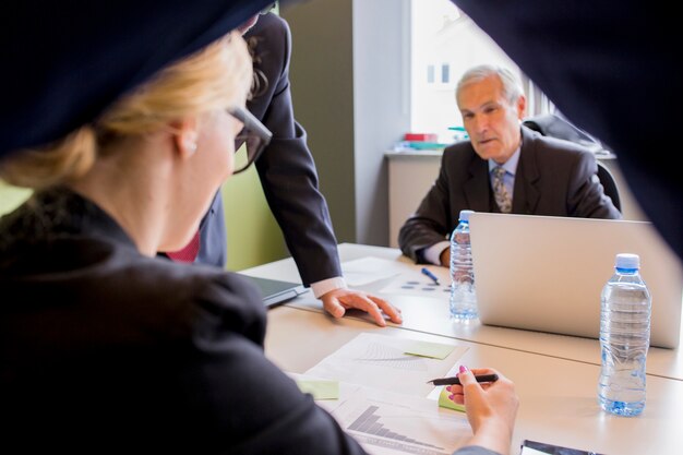 Equipo de empresarios trabajando con nuevo proyecto de inicio.