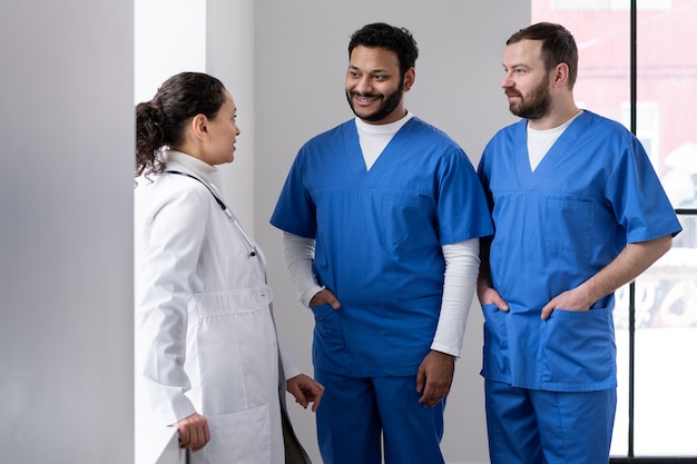 Equipo de enfermera y médico listo para el día de trabajo