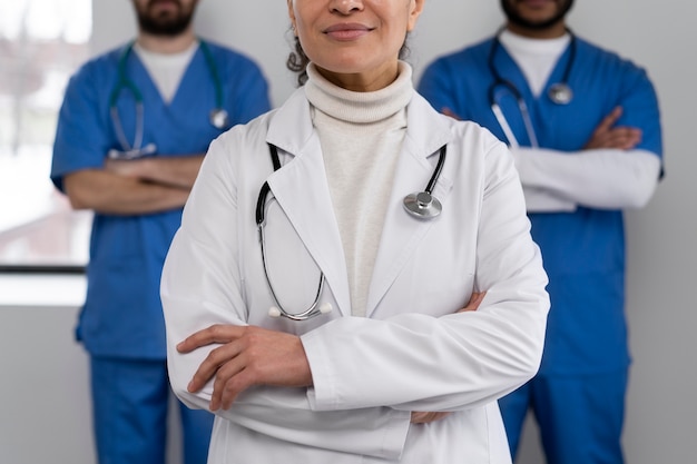 Foto gratuita equipo de enfermera y médico listo para el día de trabajo