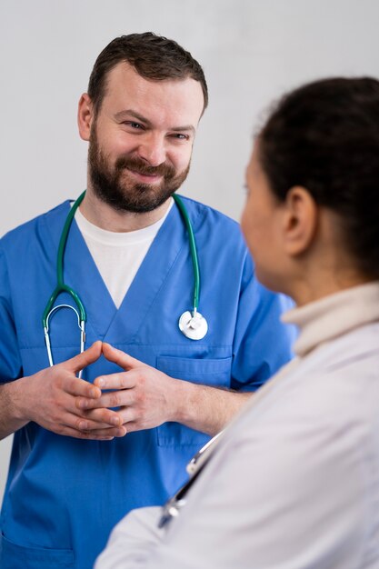 Equipo de enfermera y médico listo para el día de trabajo