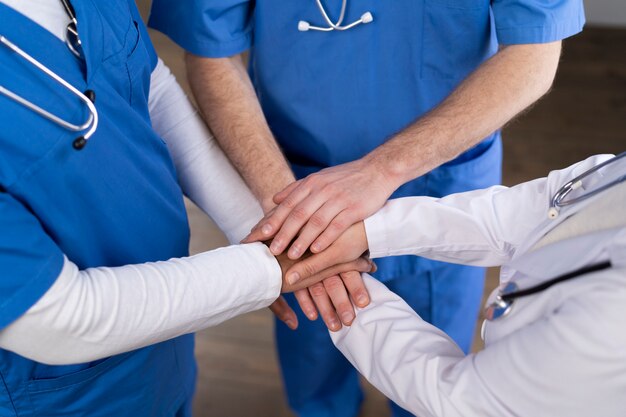 Equipo de enfermera y médico listo para el día de trabajo