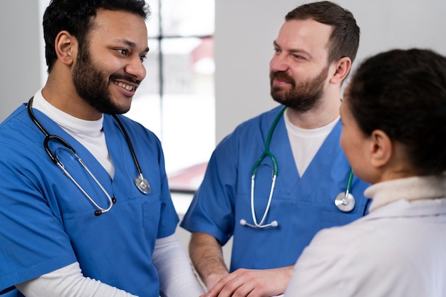 Equipo de enfermera y médico listo para el día de trabajo