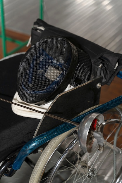 Equipo especial de esgrimista discapacitado en silla de ruedas