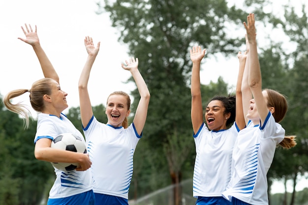 Equipo femenino feliz de tiro medio