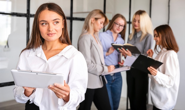 Equipo femenino planeando la estrategia