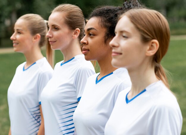 Equipo de fútbol femenino de tiro medio