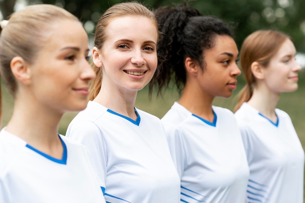 Equipo de fútbol femenino de vista lateral