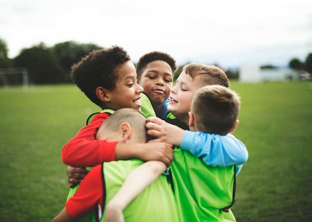 Foto gratuita equipo de fútbol junior abrazándose